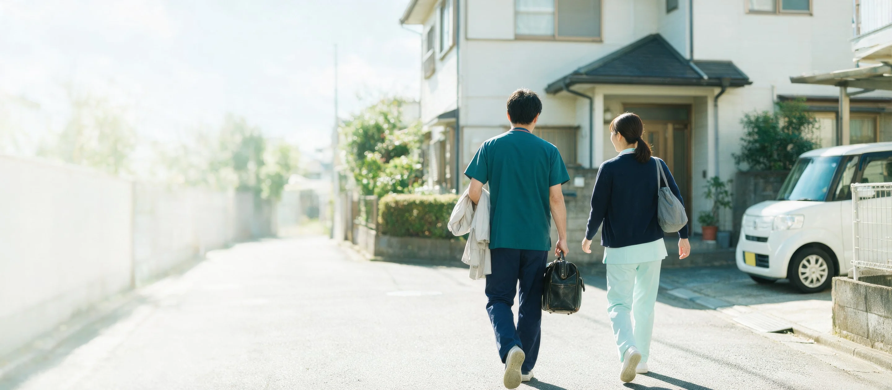 患者さんの家へ往診に向かう医師と看護師