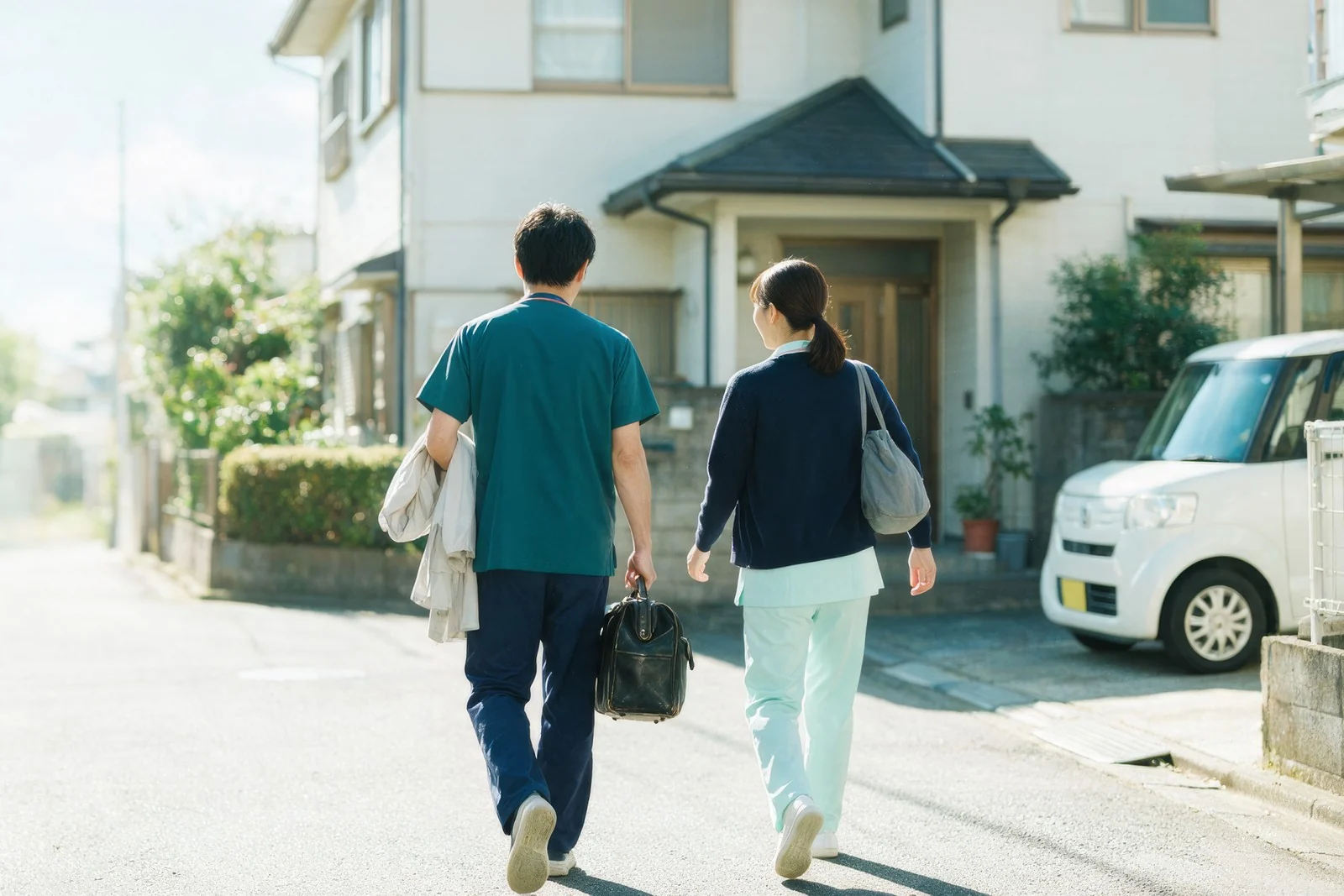 患者さんの家へ往診に向かう医師と看護師