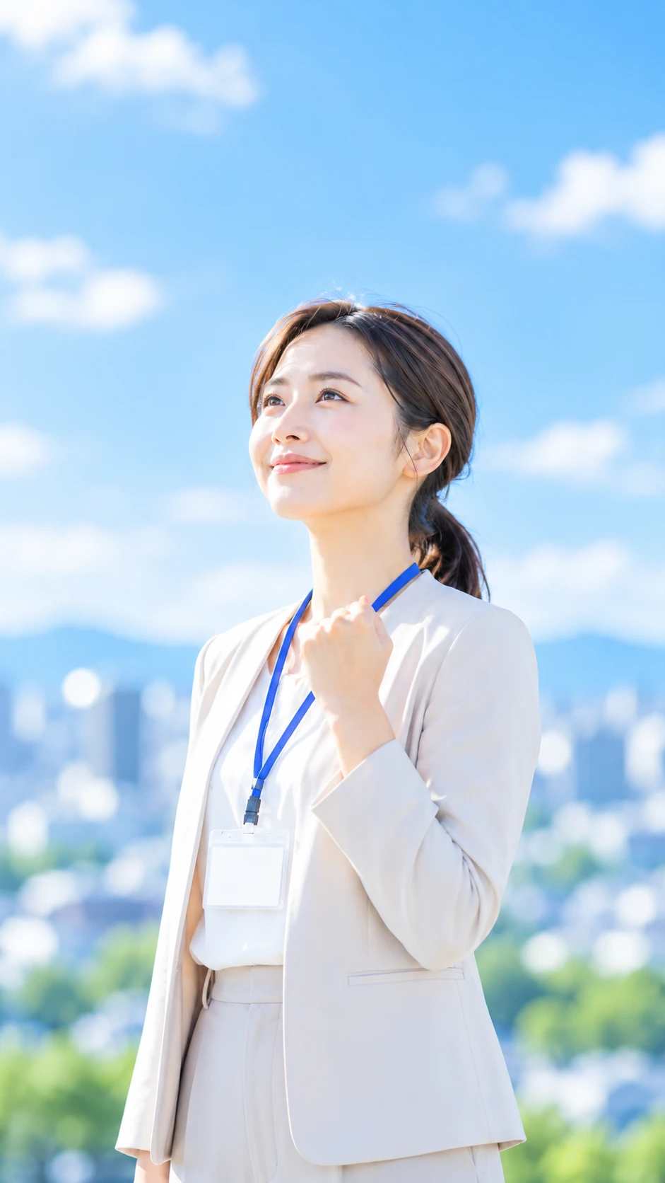 青空の下で前を見つめる医療事務スタッフの女性